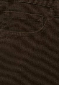 Bruine corduroy stof met verticale ribbels, voorzien van een achterzak en subtiele textuur. Het materiaal lijkt zacht met een lichte glans.