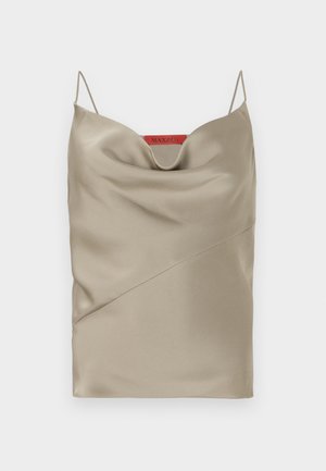 Satin-Camisole in hellem Taupe mit einem drapierten Ausschnitt, dünnen verstellbaren Trägern und diagonalen Nahtdetails. Markenlabel in Rot auf der Rückseite.