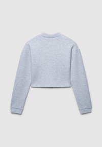 Szara skrócona bluza z okrągłym dekoltem, długimi rękawami i prążkowanymi mankietami. Miękka tkanina o gładkim, lekko teksturowanym wykończeniu.