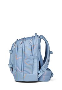 Blauer Rucksack mit mehreren Reißverschlussfächern, Seitentasche, gepolsterten Trägern, Hüftgurt und abstrakten mehrfarbigen Linienmustern.