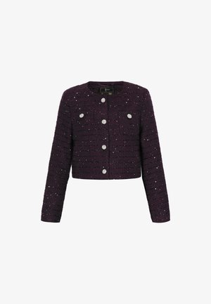 Violetti tweed-takki, jossa on lyhyt muotoilu, vaakasuorat raidat, viisi helmimäistä nappia ja kaksi etutaskua.