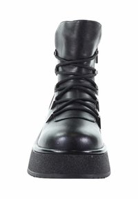 Czarny botek za kostkę z gładkiej skóry, okrągłym noskiem, grubą podeszwą, sznurowanym przodem i minimalnymi akcentami z metalu.