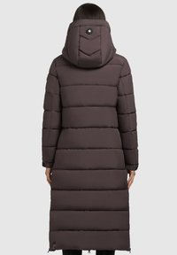 Dolga puff jakna v temno rjavi barvi. Ima vodoravno prišito prešito površino, snemljivo kapuco z gumbom in cinčane manšete za toploto.