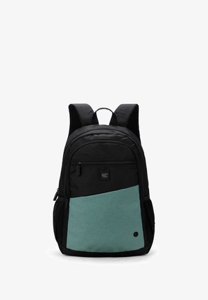 Zwarte en groene rugzak met gevoerde bandjes, voorvak met ritssluiting, zijvakjes van mesh en draaghandvat bovenop, op een witte achtergrond.