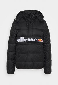 Chaqueta acolchada negra con capucha, que presenta un prominente logo blanco y un acento colorido en el pecho. Diseño texturizado y acolchado con bolsillos.