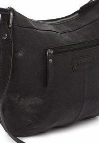 Bolso de hombro de cuero negro con textura suave, cuenta con un bolsillo frontal con cremallera, acentos de metal y un amplio compartimento principal.