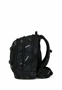 Schwarzer Rucksack mit strukturierter Oberfläche, ausgestattet mit mehreren Reißverschlüssen, gepolsterten Trägern und reflektierenden Mustern in Weiß und Grau.