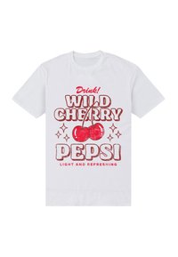 Bílý bavlněný tričko s výrazným červeným grafickým textem "Pij! DIVOKÁ TŘEŠŇOVÁ PEPSI" se dvěma třešněmi a hvězdicovými akcenty, "LEHKÉ A OSVĚŽUJÍCÍ" pod ním.
