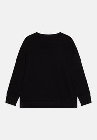 Sweatshirt preto com decote redondo, mangas longas e punhos e bainha canelados. Feito de um tecido suave e texturizado.