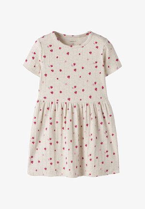 Robe courte à manches courtes côtelée couleur crème avec taille froncée, décorée de petits imprimés de cœurs rouges et roses éparpillés.