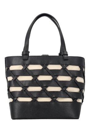 Zwarte leren tote bag met een kruisbandontwerp over beige stof en twee schouderhengsels.