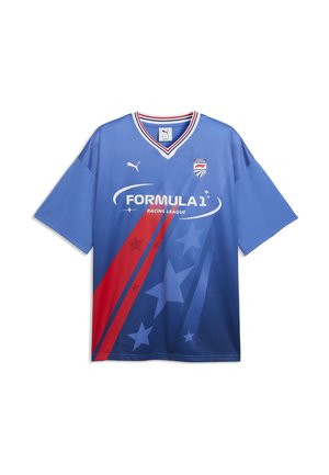 Niebieski sportowy jersey z krótkim rękawem z czerwonymi ukośnymi paskami, dużymi gwiazdami, logo Puma, napisem "Formula 1 Racing League" i odznaką F1 na piersi.