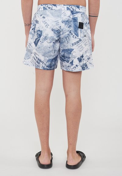 Pantaloni da bagno con stampa astratta di giornale blu e bianca, vita elastica, due tasche laterali e una tasca posteriore a toppa.