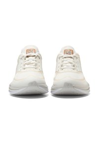 Vitaidrottsskor i vitt med ett meshnätövre, strukturerade detaljer och förstärkt häl. Har en framträdande logotyp på tungan och platta snören.