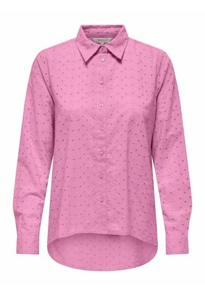 Camicia rosa con colletto, maniche lunghe e un motivo testurizzato con piccoli fori sparsi.