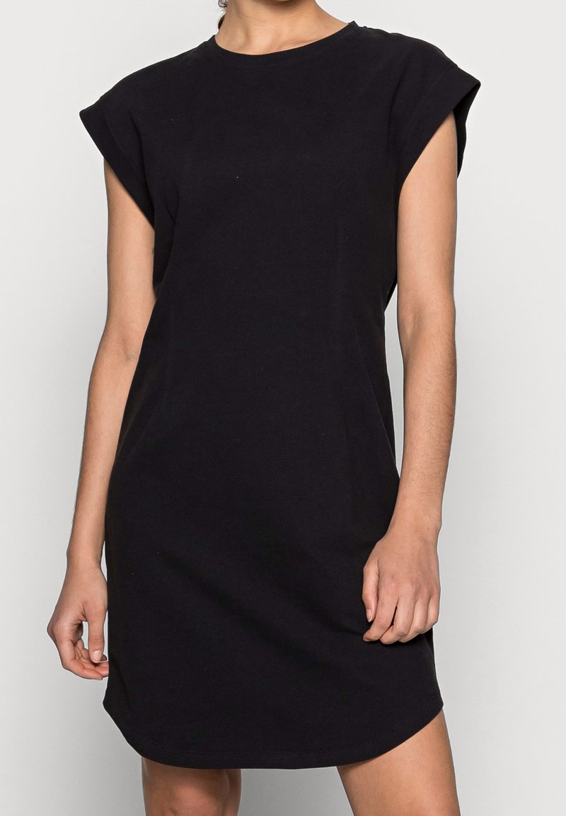 Robe t-shirt en coton noir avec un col rond, des manches courtes et une coupe décontractée. Design simple, longueur genoux, texture lisse, sans motifs.