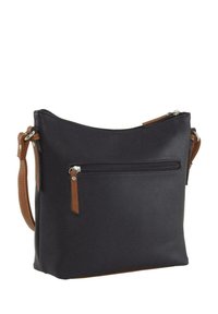 Fekete szintetikus bőr crossbody táska cipzáros főrekesszel és kontrasztos barna részletekkel, elülső cipzáras zsebbel és állítható pánttal.