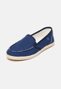 Marineblaue Canvas-Slipper mit weißer Naht, strukturiertem Obermaterial und beiger geflochtener Jutesohle. Verfügt über ein glattes Innenfutter.