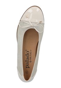 Zapato plano gris claro con punta de charol crema, detalle de lazo y parte superior de tejido texturizado. Presenta una plantilla acolchada y una marca sencilla.