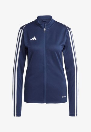 Marineblaues Sportjackett mit weißen Streifen an den Ärmeln, Reißverschluss vorne, Stehkragen und Logo auf der linken Brust. Weicher, glatter Stoff.