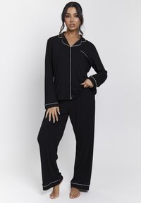 Unselected, black