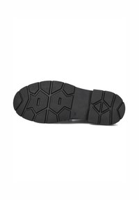 Semelle de chaussure en caoutchouc noir avec un motif de bande de roulement texturé et géométrique, et un talon renforcé pour plus de durabilité.
