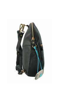 Sac en cuir noir avec une finition texturée, fermeture éclair, quincaillerie dorée, bandoulière réglable et une étiquette d'accent bleu attachée.