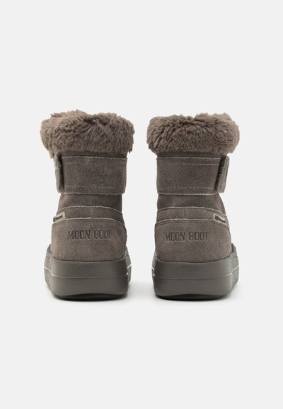 Bottes de cheville en suède gris avec col en fausse fourrure, bande Velcro et semelle en caoutchouc épaisse ; logo "MOON BOOT" sur le talon et sur le côté.
