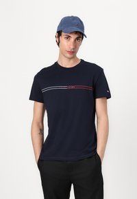 Tommy Jeans SLIM ENTRY GRAPHIC TEE - Camiseta estampada - dark night navy