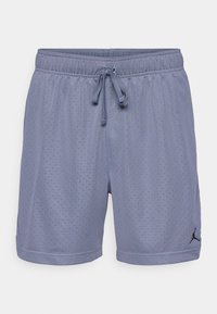 Pantalones cortos deportivos de color azul claro hechos de un material de malla transpirable, con una cintura ajustable mediante cordón y un logotipo negro en la parte inferior de la pierna izquierda.