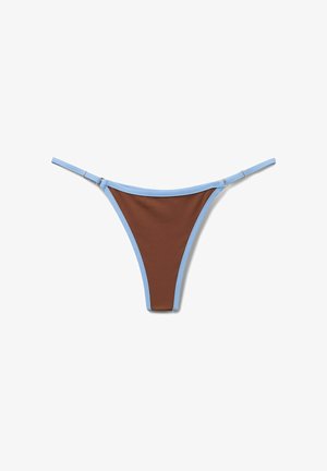 Brauner Bikinihöschen mit hellblauer Einfassung und verstellbaren seitlichen Riemen, flach auf weißem Hintergrund liegend.