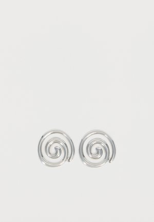 Paire de boucles d'oreilles en forme d'anneau spirale en argent avec un design lisse et arrondi sur fond blanc uni.