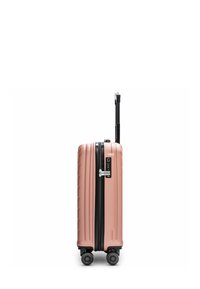 Maleta rígida de color oro rosa con cuatro ruedas giratorias negras, cremallera negra y un mango telescópico negro extendido, en posición vertical.