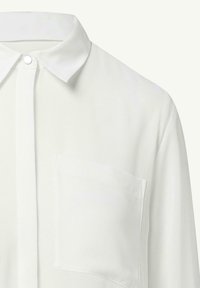 Witte blouse met een klassieke kraag, volledige knoopsluiting en een enkele borstzak. Soepele textuur, lichtgewicht stof en een elegant ontwerp.