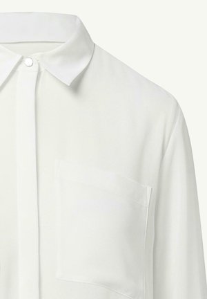 Biała bluzka z klasycznym kołnierzykiem, pełnym zapięciem i jedną kieszonką na piersi. Gładka tekstura, lekki materiał i elegancki design.