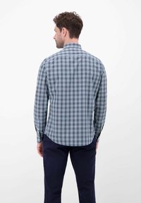 Męska koszula z długim rękawem w niebiesko-zielono-białą kratę, z kołnierzykiem i mankietami na guziki, z zaokrąglonym dołem.