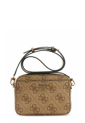 Sac bandoulière Guess marron avec motif monogramme, forme rectangulaire et sangle noire réglable avec ferrures dorées.