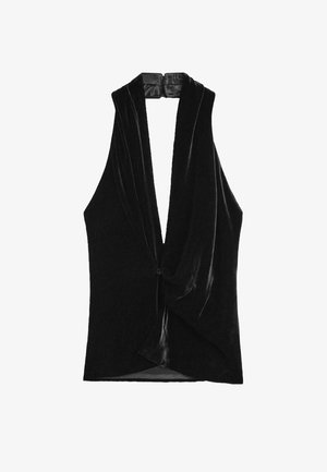 Zwarte fluwelen haltertop met een diepe V-hals, gedrapeerde stof en een satijnen neklint. Gladde textuur met een asymmetrische zoom.