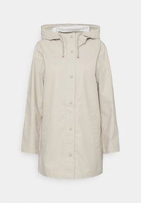 Veste imperméable beige avec capuche, fermeture à pression à l'avant, deux poches latérales et une texture lisse. Design simple avec une coupe décontractée.
