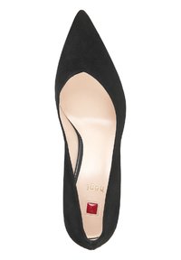 Svart mocka pumps med spetsig tå och urtagsdesign, beige foder och röd fyrkantig accent på klacken. Slät textur och elegant silhuett.
