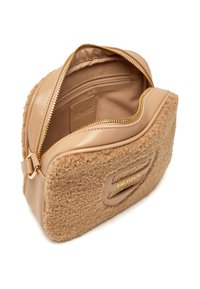 Borsa rettangolare beige caratterizzata da un morbido tessuto esterno e dettagli in pelle liscia. Visibile zip dorata e logo. Inclusa tasca interna con zip.