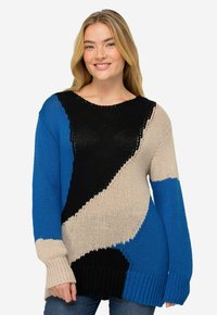 Maglione lavorato a maglia con grandi blocchi di colore in blu, nero e beige. Presenta un ampio scollo e orlo a coste. Vestibilità ampia con maniche lunghe.