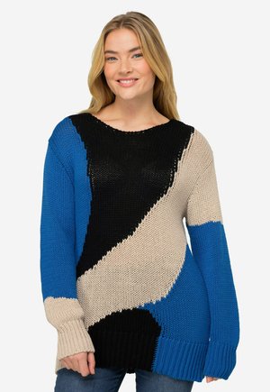 Strickpullover mit großen Farbbereichen in Blau, Schwarz und Beige. Verfügt über einen weiten Ausschnitt und ribbeligen Saum. Lockere Passform mit langen Ärmeln.