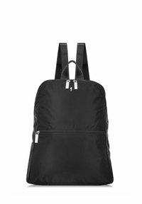 Czarny nylonowy plecak z dwoma regulowanymi ramiączkami, zamknięciem na zamek błyskawiczny u góry i przednią kieszenią. Gładka faktura, prostokątny kształt, minimalistyczny design.