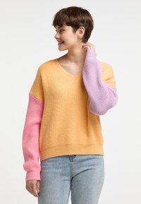 Maglione a V con trama a costine; corpo giallo, manica sinistra rosa, manica destra lavanda; vestibilità casuale, tessuto a maglia morbido.