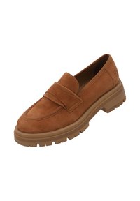 Bruine suede instapper met dikke rubberen zool en ronde neus, voorzien van een voorband en subtiel zijlogo.