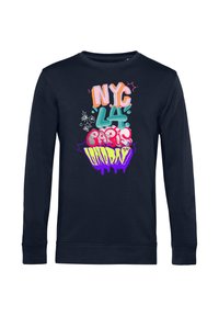 Felpa a maniche lunghe blu navy con testo in stile graffiti colorato: "NYC", "LA", "Parigi" e "Londra", con variazioni di font e colore.