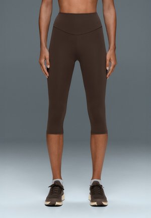 OYSHO, COMFORTLUX HIGH-RISE 40CM KNEE-LENGTH LEGGINGS - Shorts - brown