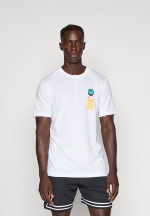 T-shirt en coton blanc avec un imprimé graphique d'un ballon de basket et un design de filet jaune sur la poitrine gauche. Manches courtes, col rond.