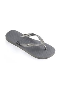 Grå flip-flop med en teksturert gummionalesåle og tynne stropper. Har et preget logo på fotsengen og et subtilt design på stroppene.